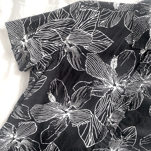 L Forever 21 Floral Black&White button down - Picture 3 of 7